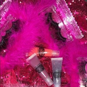 Lipgloss and mink eye lashes